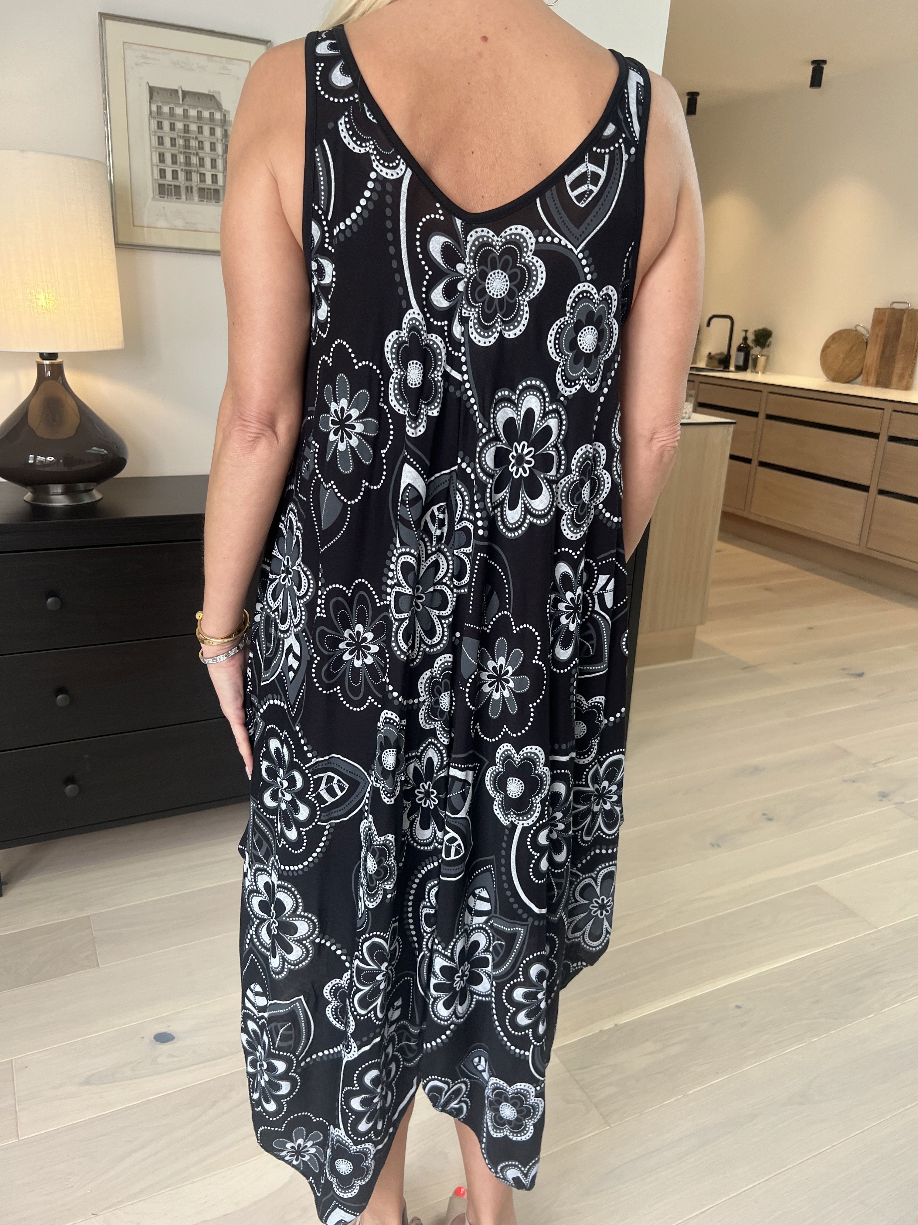 Veronica Flower - Sommarklänning med blommigt tryck och breda axelband